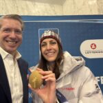 OBSERVER u00fcberreicht u00d6OC-MedaillengewinnerInnen ihre Pressespiegel